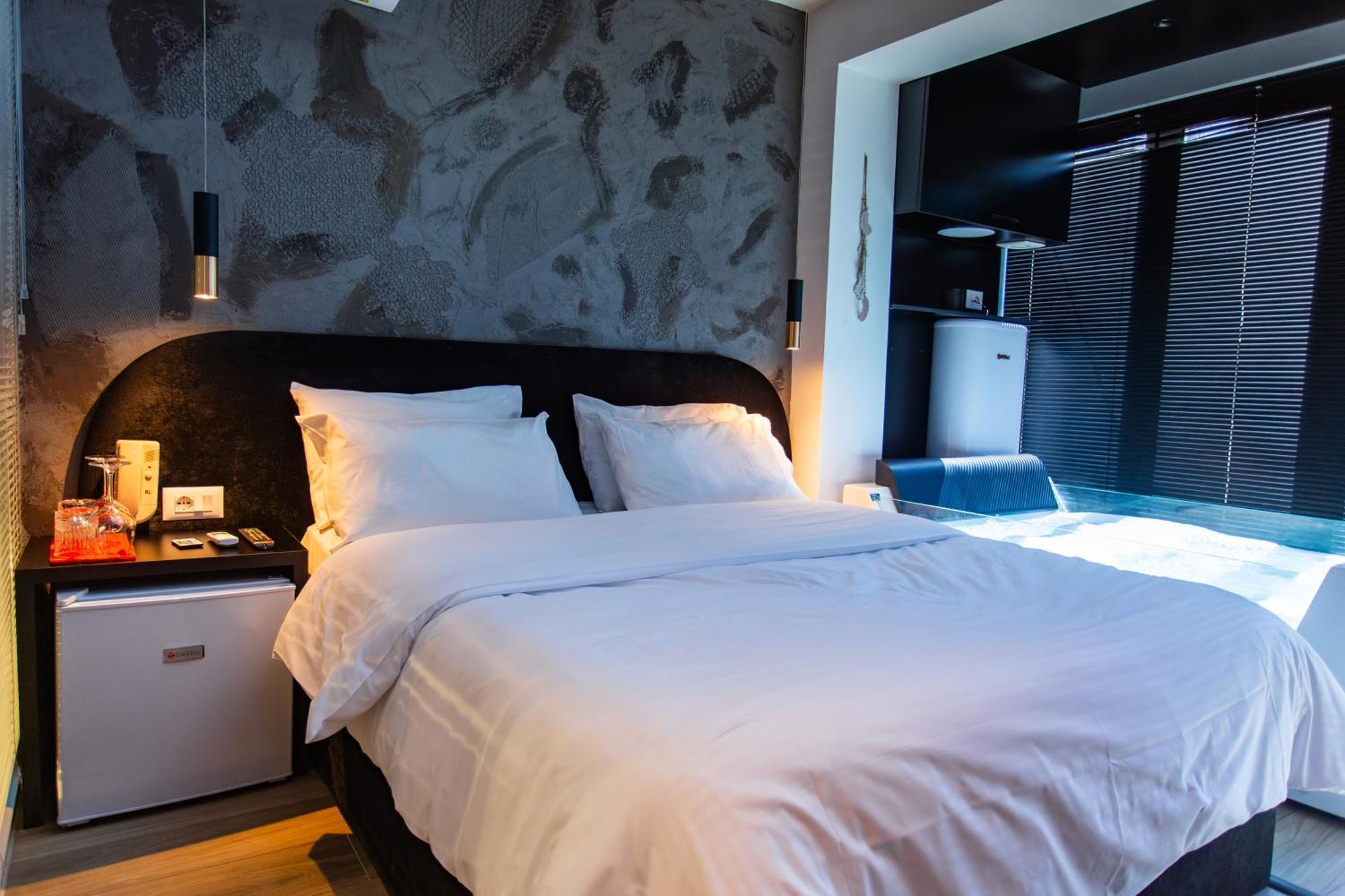 The Bubbles - Jacuzzi Hotel Tirana Exteriör bild