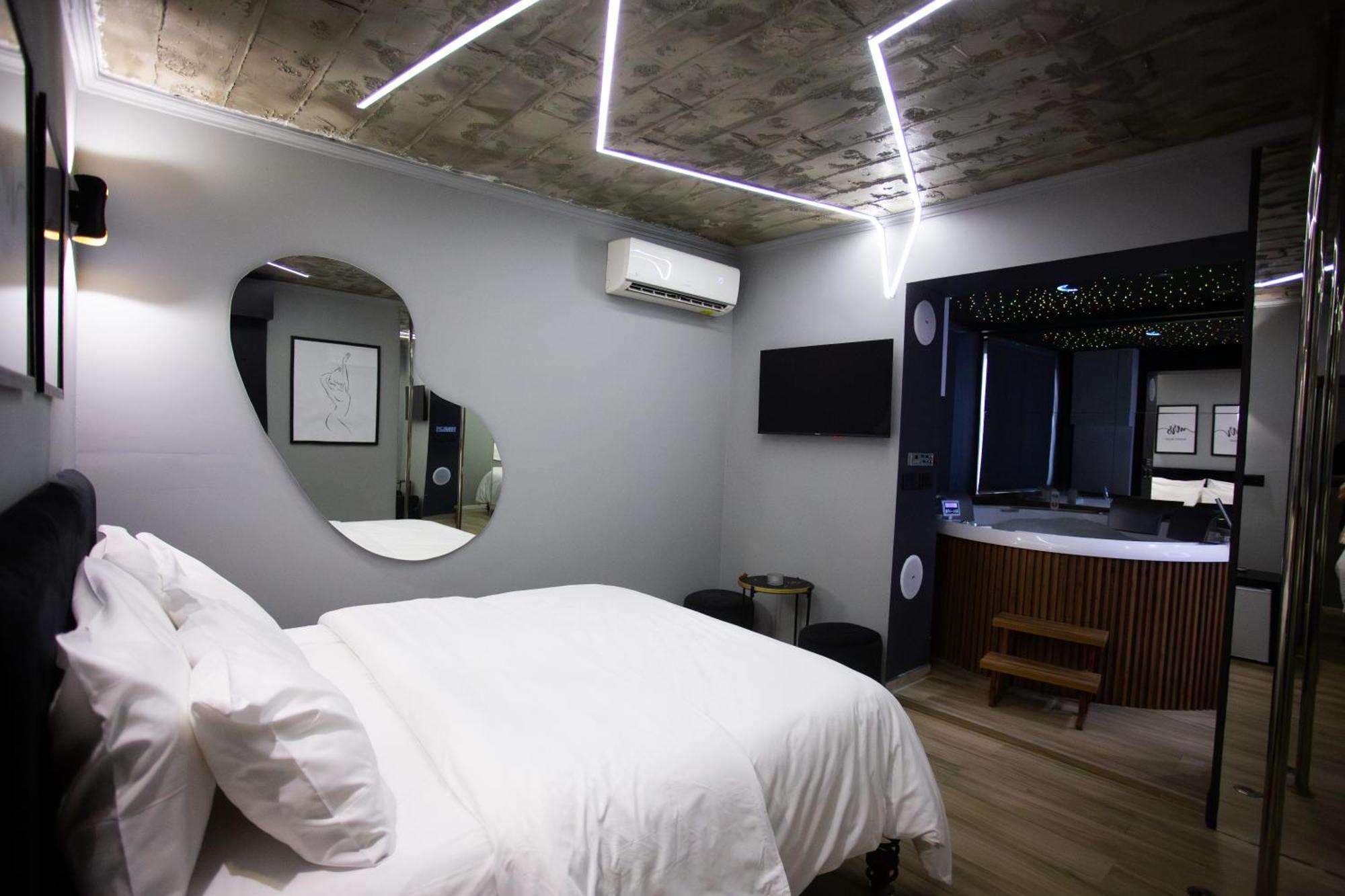 The Bubbles - Jacuzzi Hotel Tirana Exteriör bild