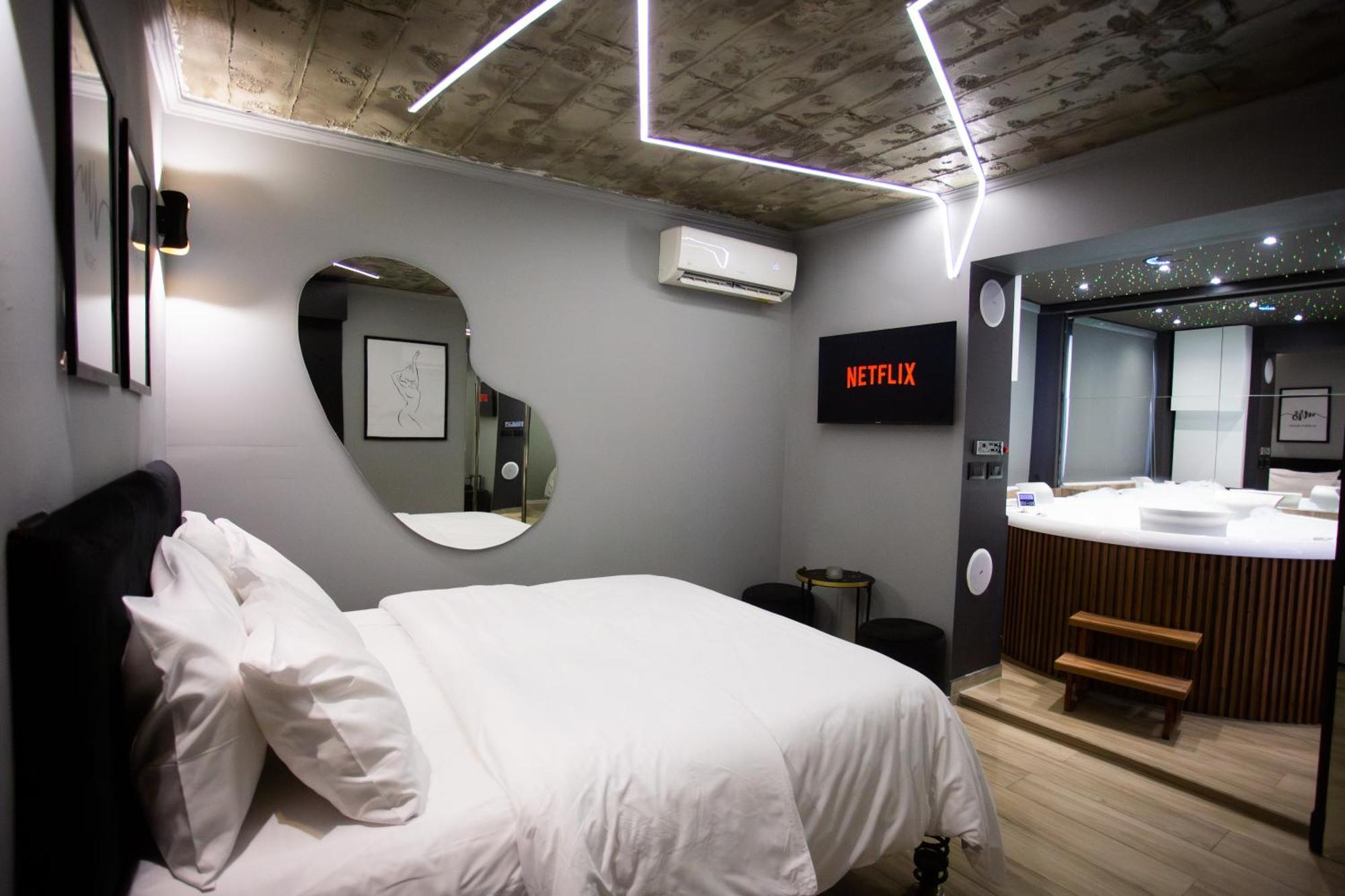 The Bubbles - Jacuzzi Hotel Tirana Exteriör bild