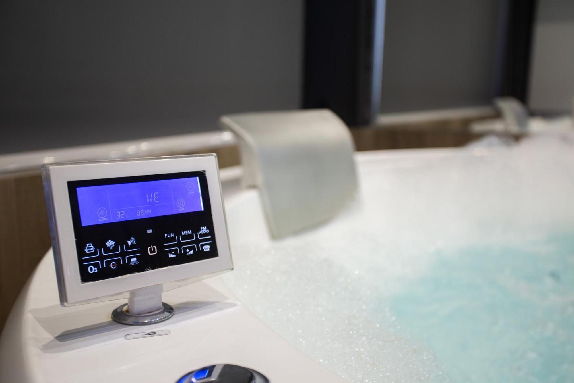 The Bubbles - Jacuzzi Hotel Tirana Exteriör bild