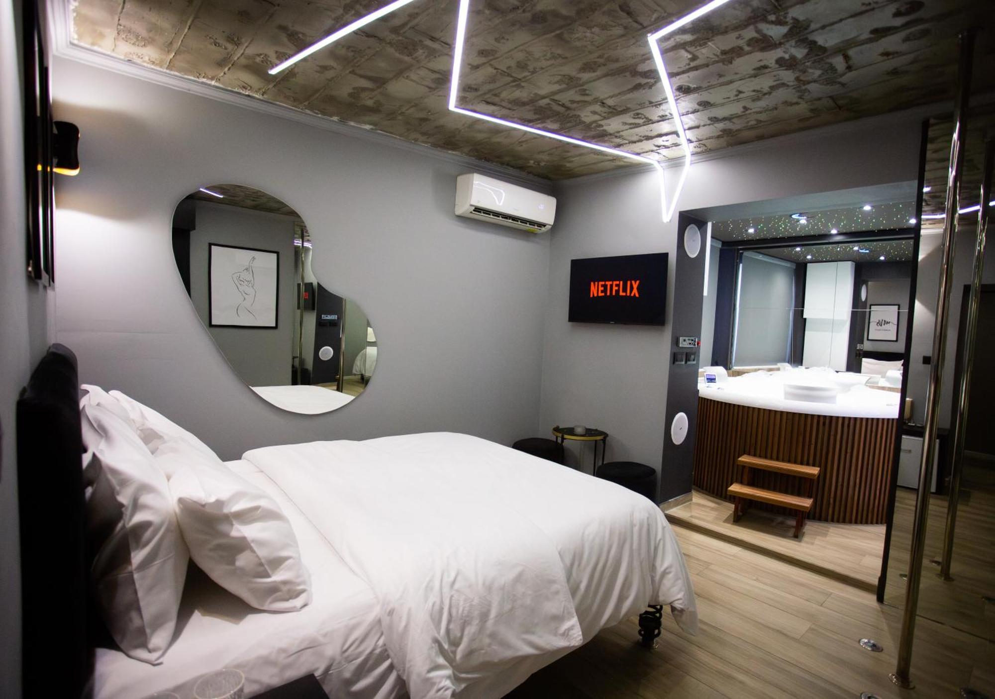 The Bubbles - Jacuzzi Hotel Tirana Exteriör bild