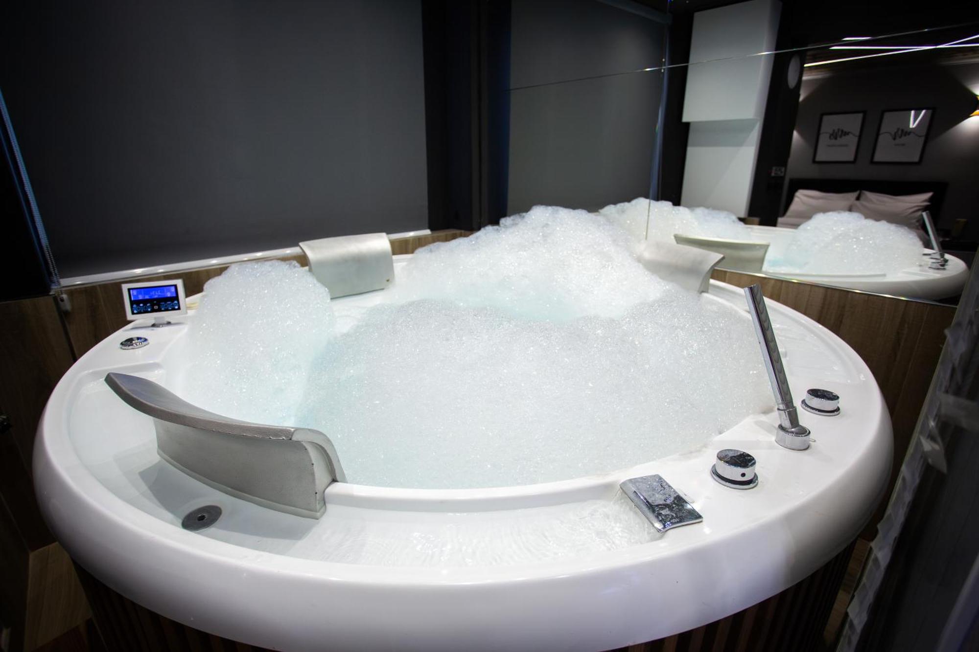 The Bubbles - Jacuzzi Hotel Tirana Exteriör bild