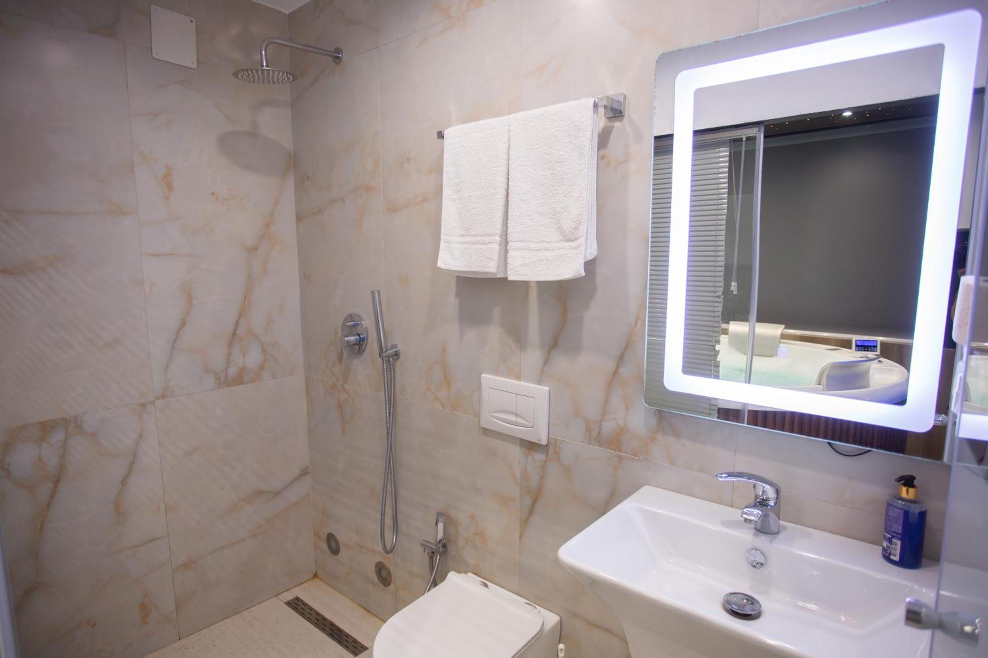 The Bubbles - Jacuzzi Hotel Tirana Exteriör bild